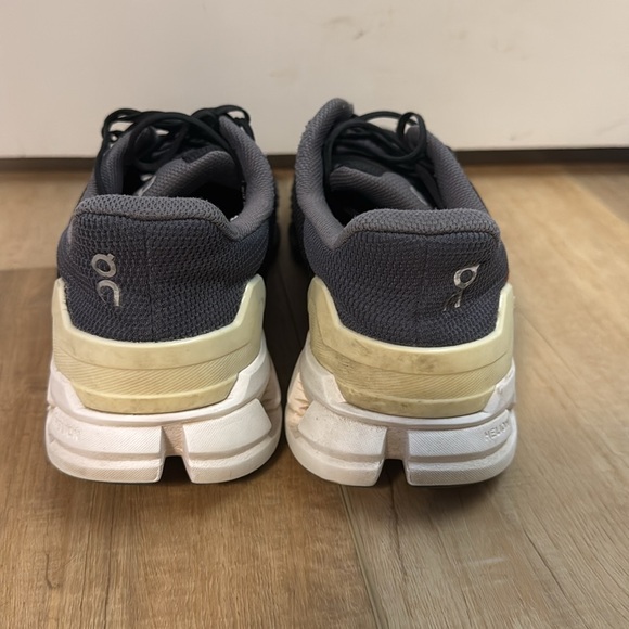 ON Cloudflyer black/white men’s size 9.5 - Picture 3 of 8